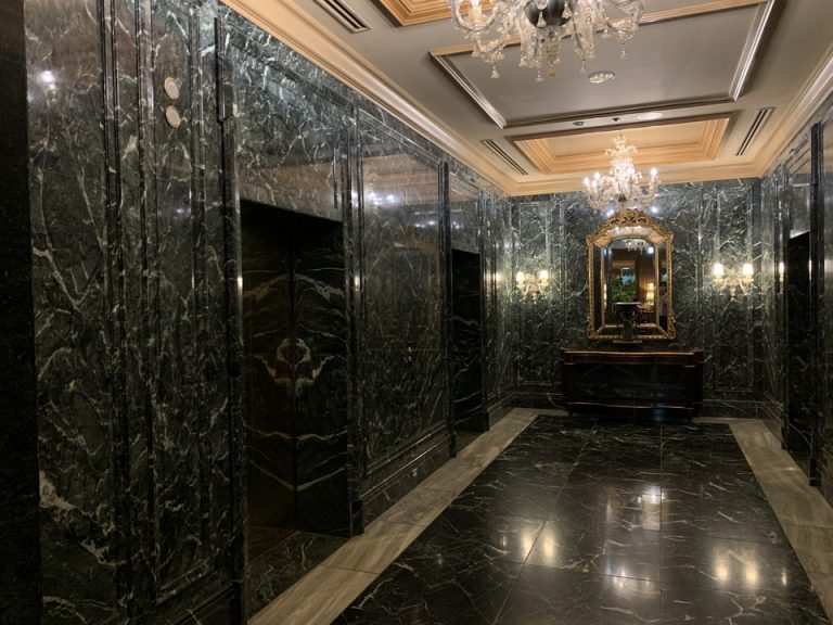 エレベーターホールフロント階