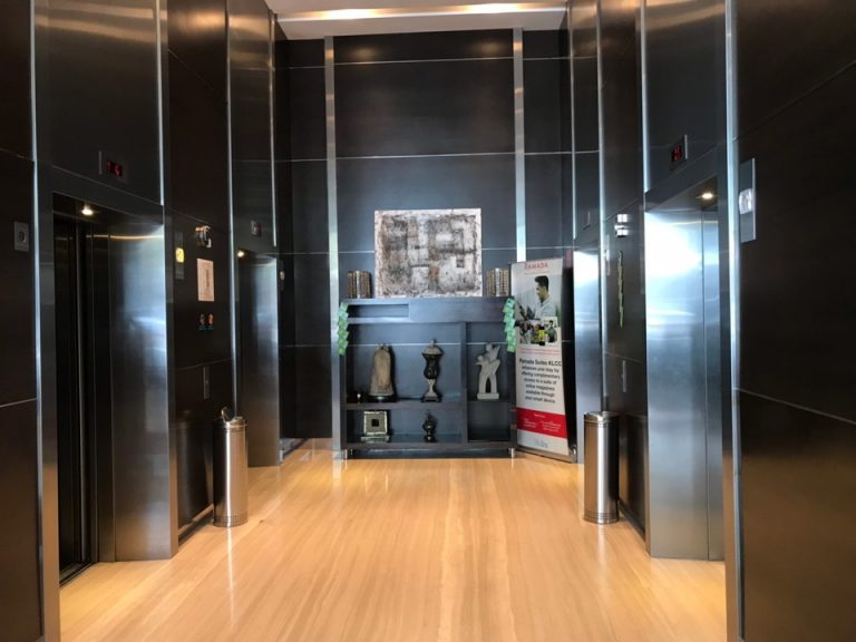 エレベーターホールフロント階