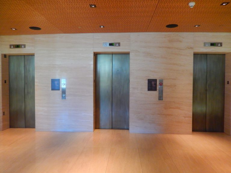 エレベーターホールフロント階