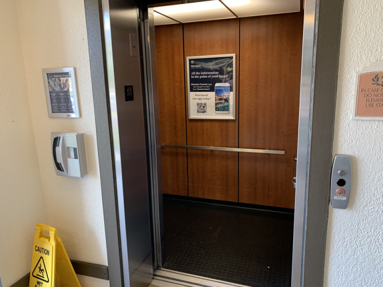 エレベーターホールフロント階