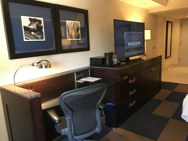 つながったテーブルクローゼット