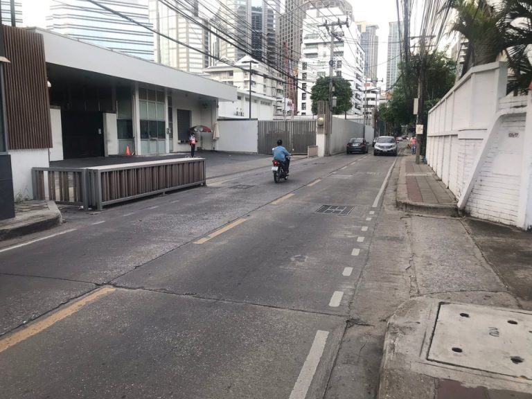 ホテル出ての通り