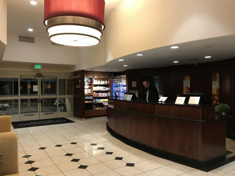 フロントカウンター 夜中3時にチェックインだったけれどスタッフが待っててくれていました。