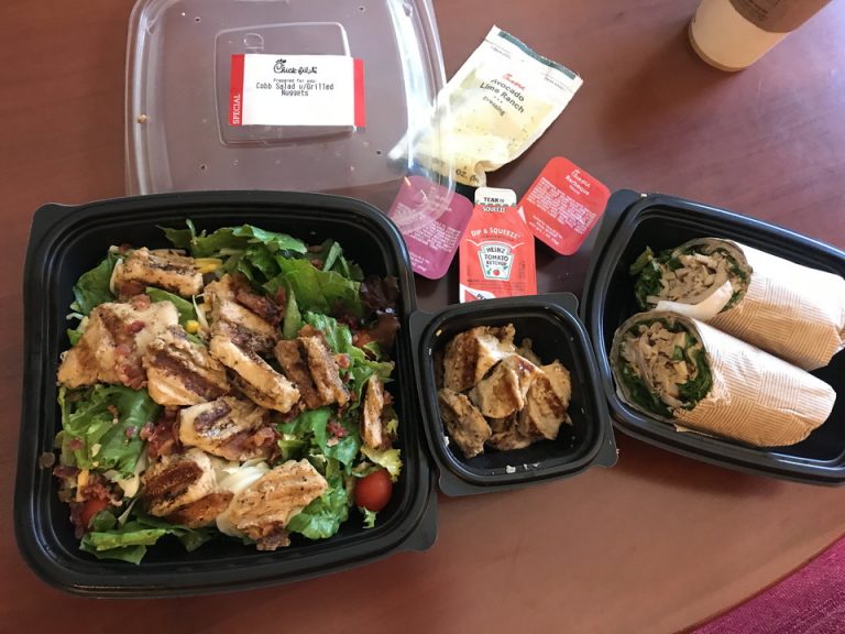 chik -fil -Aはほぼなんでもカスタマイズしてくれるバーガー屋さんでアメリカ人みんな好きです!ちなみにチキンは朝からフライはいやなので全てグリルにしてもらいました。グリルチキンコブサラダ、チキンラップ、チキンナゲット(グリルだとこうなる)