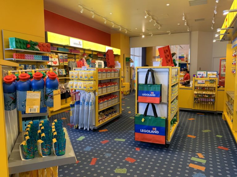 ホテルショップには傘やカッパ、水着も販売していました