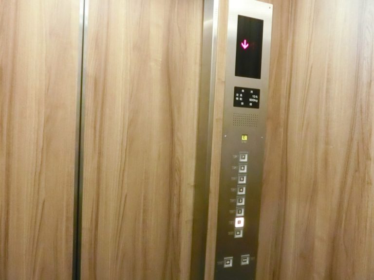 エレベーター内(2)