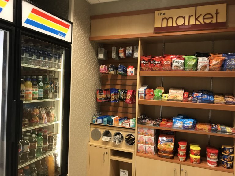 マーケットにはスナックやドリンク類が販売されてました