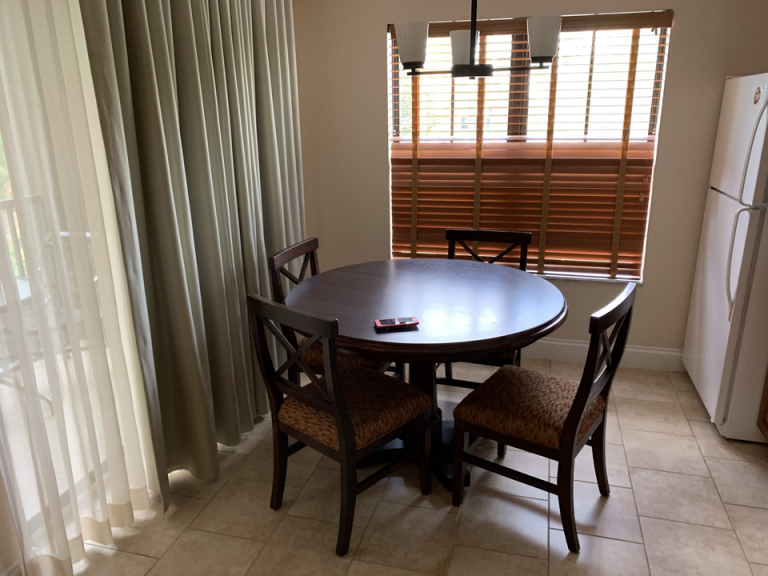 客室全体(入口方向)1