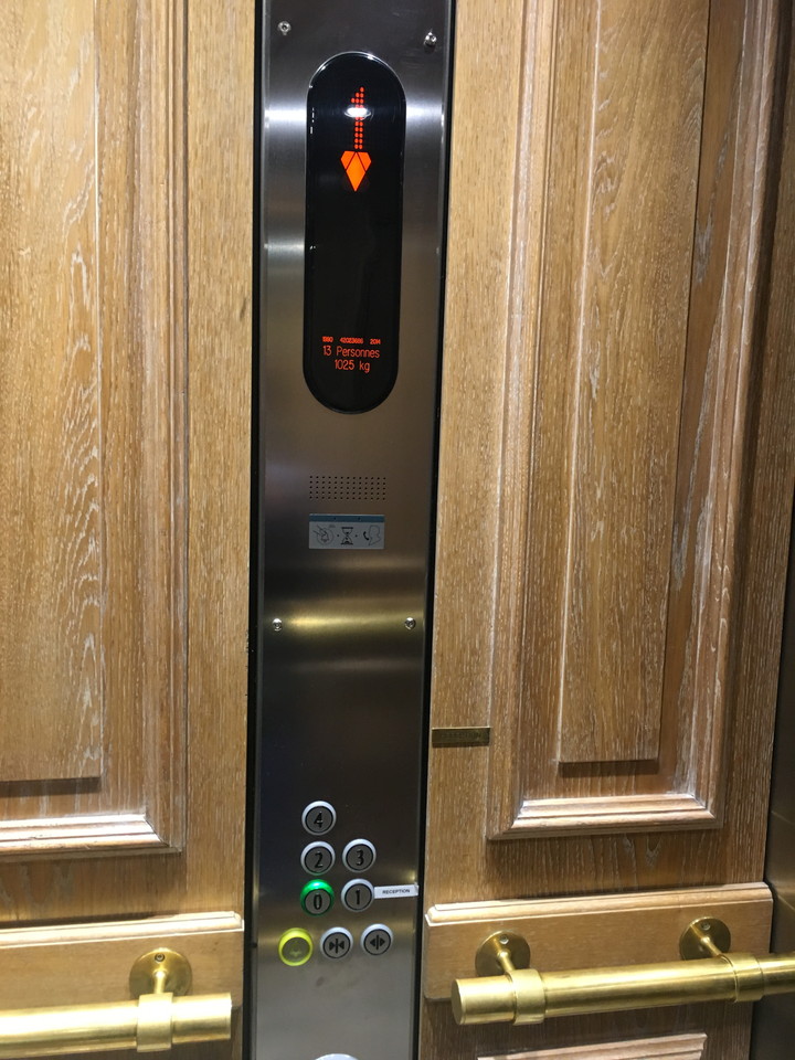 エレベーター操作盤