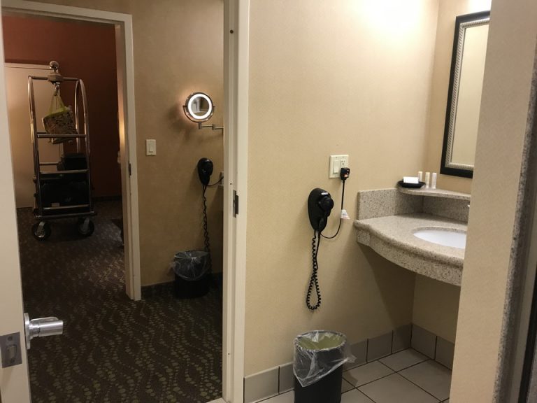 トイレ側から寝室そしてリビング