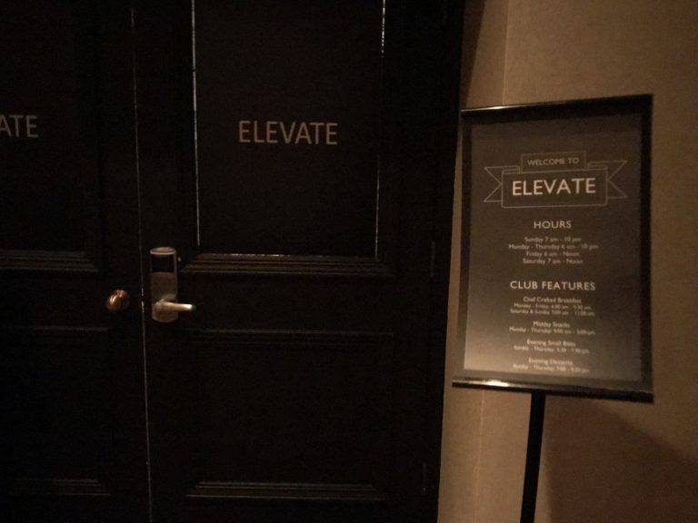 完全に閉ざされた入り口、キーアクセスで入ります。薄暗くわざとしているようです