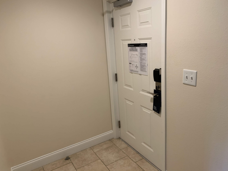 客室入口内観ドア