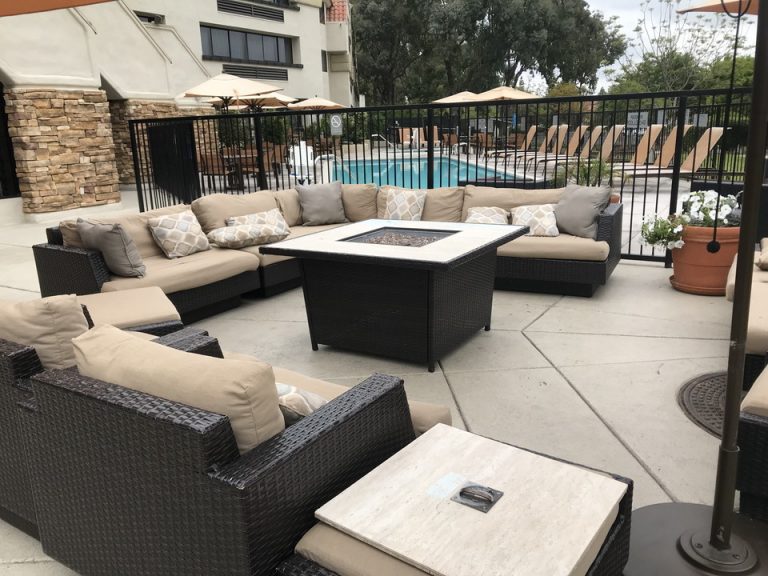 プールサイドのファイヤーピット