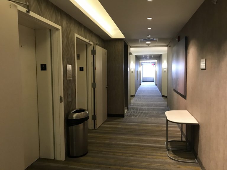 客室階エレベーター付近