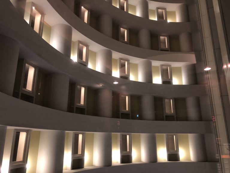 エレベーターの中から見た客室の廊下側