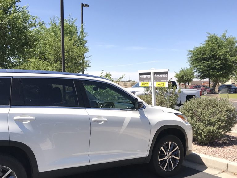 ハーツの車がホテルの駐車場でレンタルできるようになっていました。