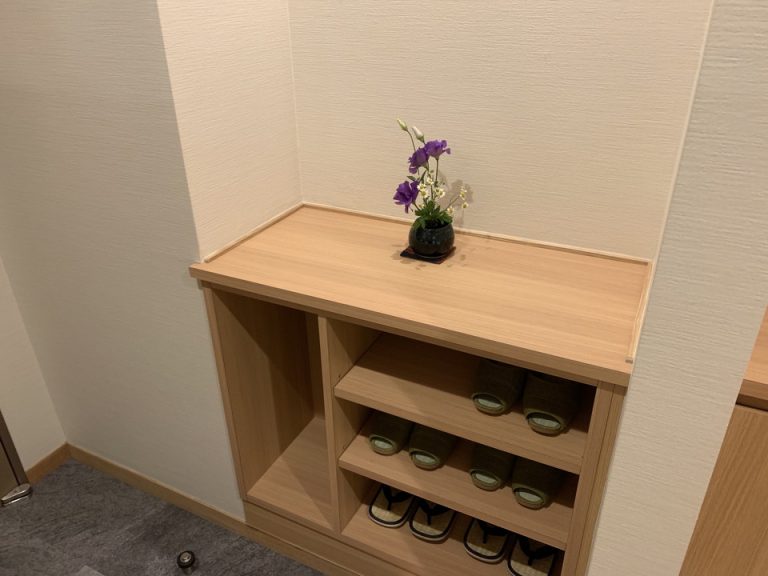部屋に入ると生花が迎えてくれました。