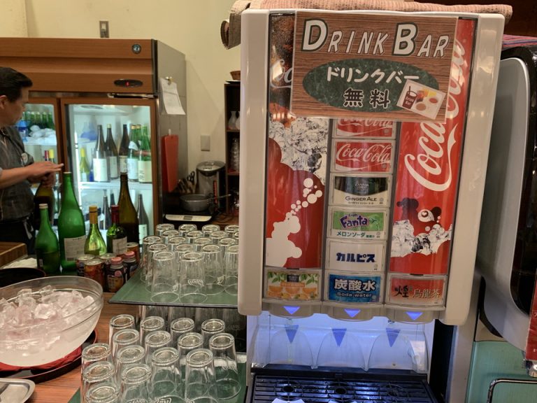 ソフトドリンクバーでは、コカコーラ、ジンジャエール、メロンソーダ、カルピス、炭酸水、オレンジジュース、烏龍茶が飲めます。