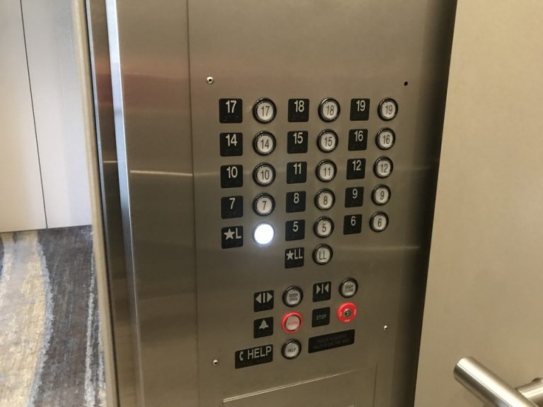 エレベーターボタン5階まではパーキング