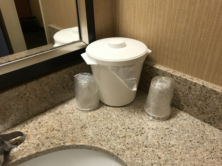 若干安っぽさを感じるコップにアイスバケツ