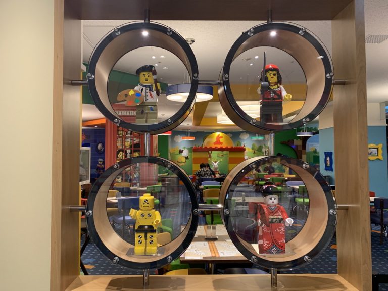 レストランの外観にもミニフィグがいっぱいです