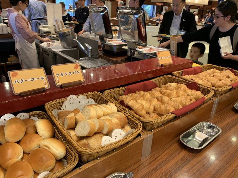 パンのコーナーには、バターロール、フランスパン、クロワッサンがありました。