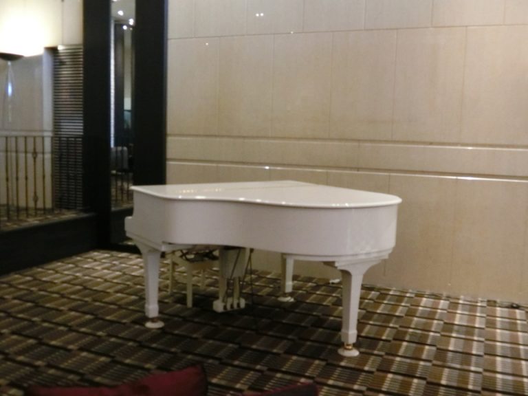 ロビーグランドピアノ