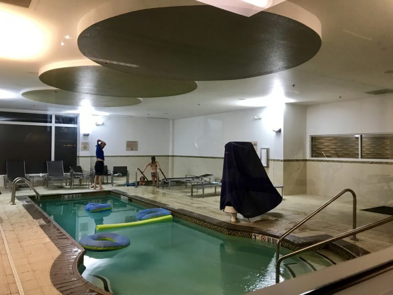 夜のプールはどこか大浴場をイメージさせられた