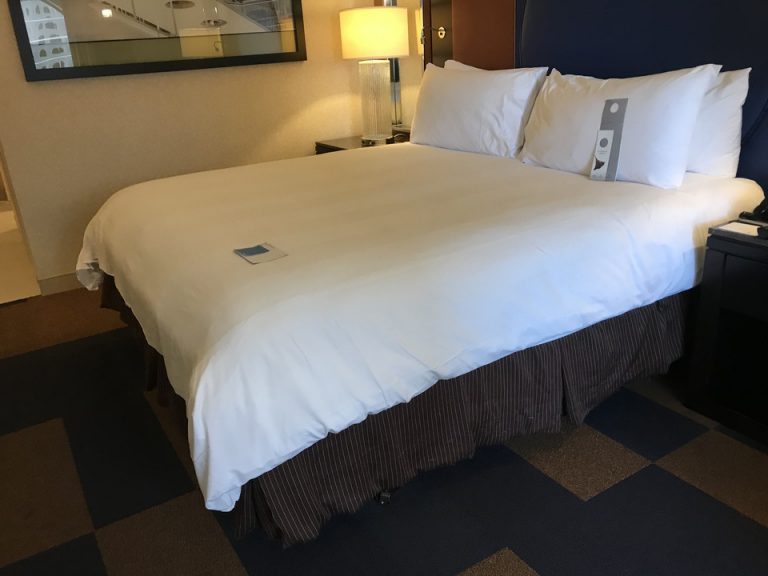 ベッドの上にははがきに手書きでメッセージがありました