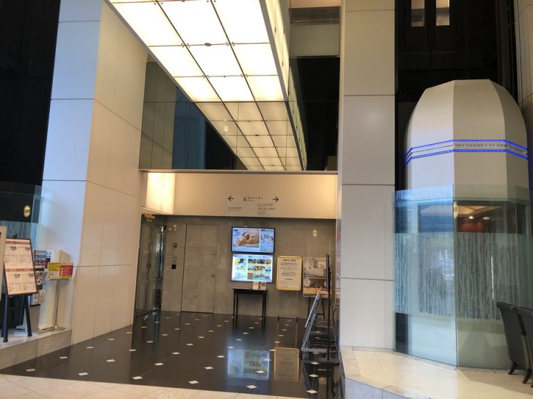 ロビー エレベーターホール方向