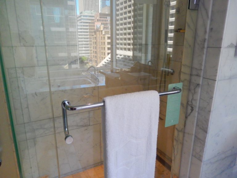 シャワーボックス入口