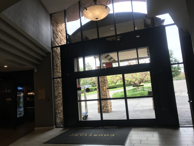 吹き抜けエントランス