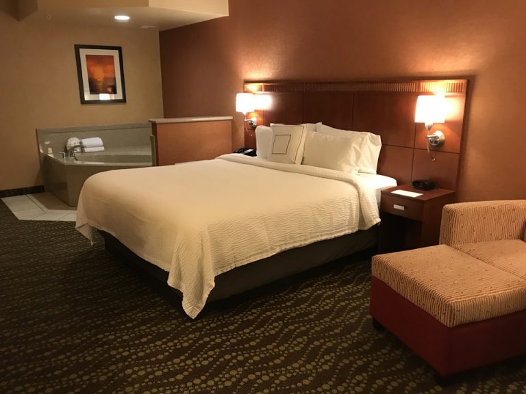 夜は落ち着いたライトです