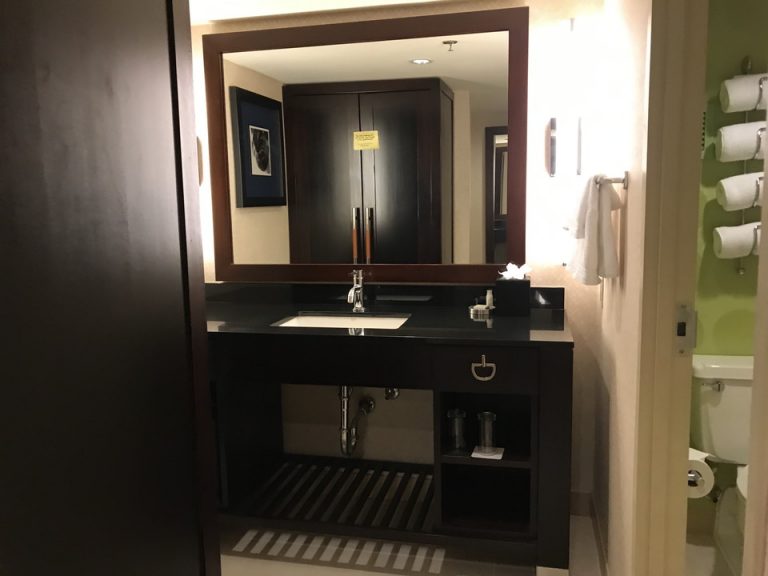 廊下から見た洗面台