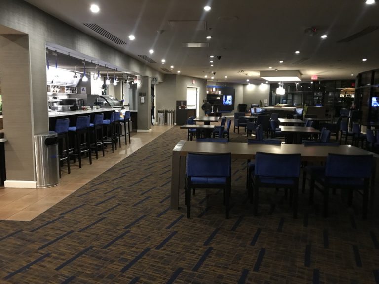 ロビーにビストロ