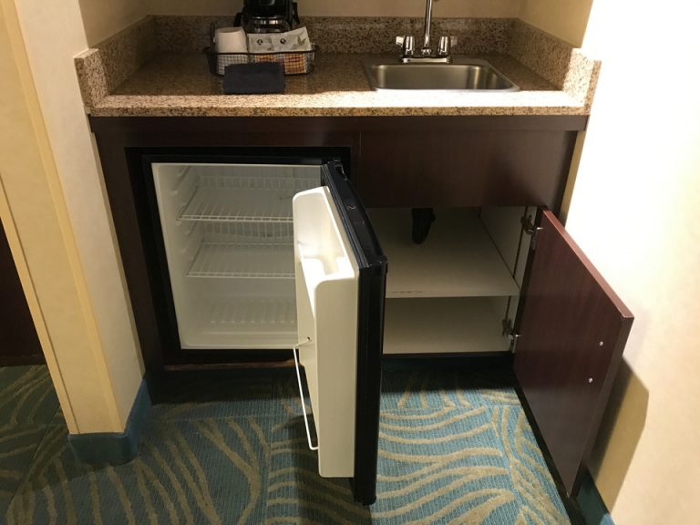 カウンター下冷蔵庫や棚の収納具合