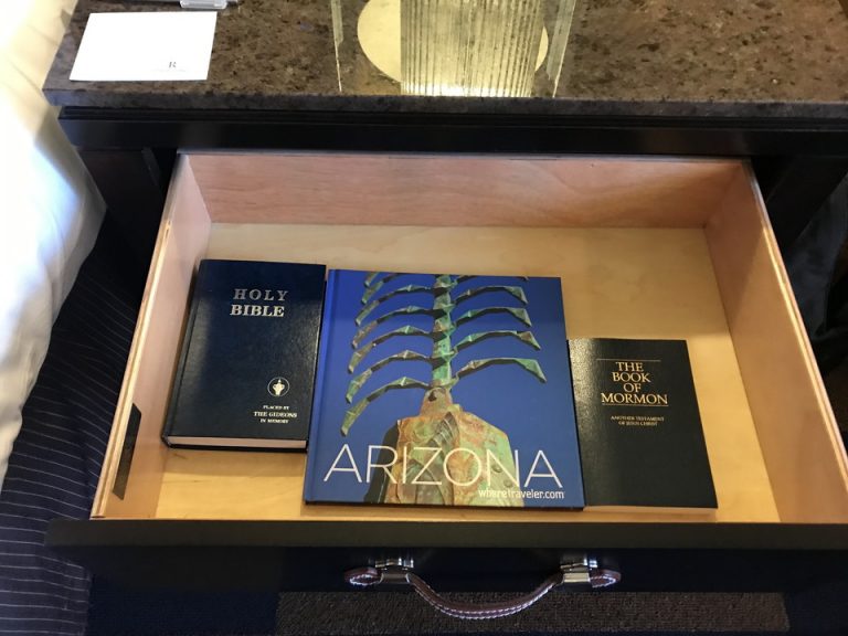 ベッドサイドテーブルには持ち帰り可能なマガジンがありました