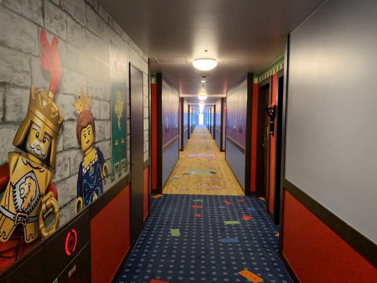 8階はキングダムとフレンズの廊下が繋がっています