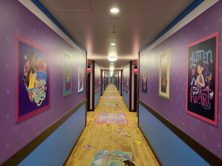 エレベーターから客室へと続く廊下