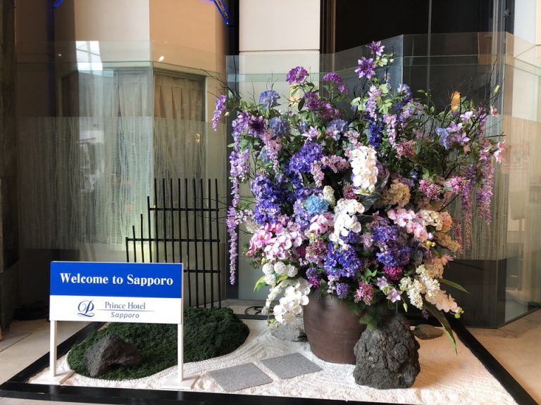 ホテルロビーの花は造花