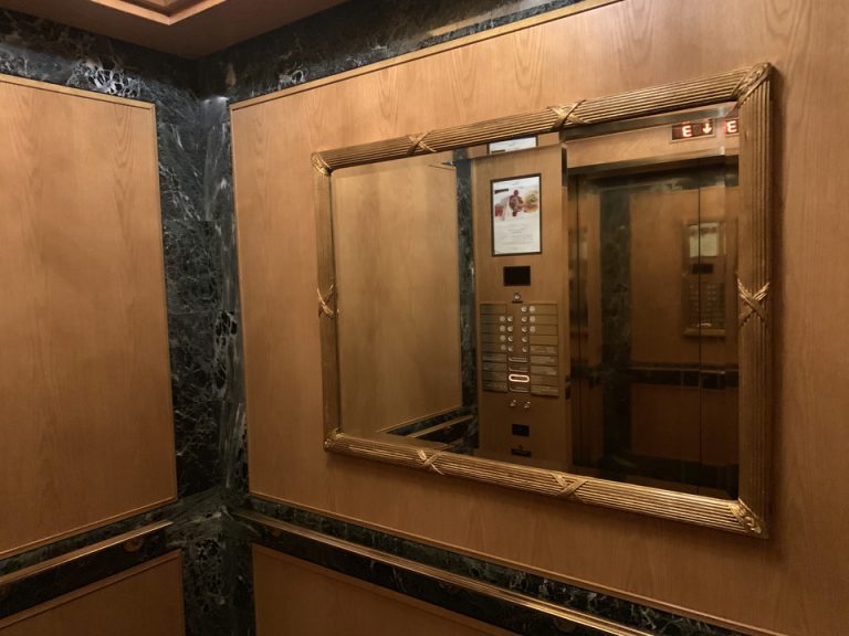 エレベーター内観3