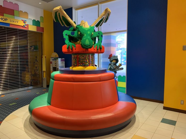 ロビーのソファーもレゴ仕様です