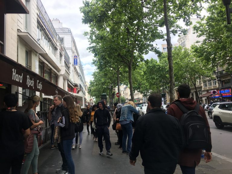 ホテル付近の通り(とても賑やか)