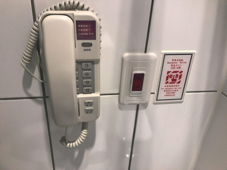 トイレ横の緊急電話