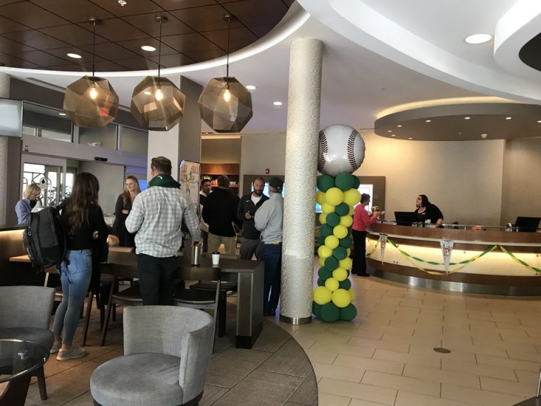 2000人訪れるという一大野球イベントとあってフロントにも選手歓迎のバルーンにご父兄さんと思われる人やコーチ