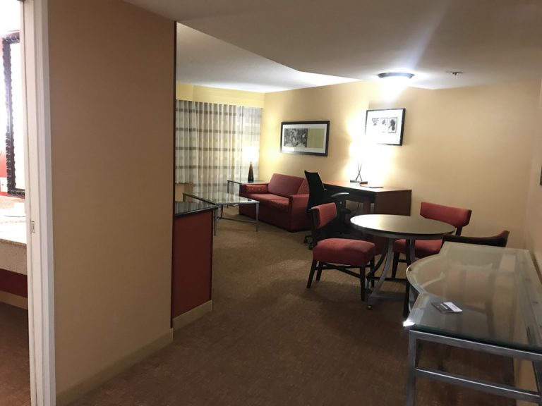 入ってすぐにカウンターテーブル、丸テーブル、デスク、ソファ