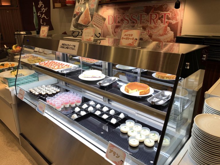 デザートのコーナーには、ベイクドチーズケーキ、ヨーグルトムース、苺ムースタルト、プリン、ホテル名物磐梯山、杏仁豆腐、コーヒーゼリーがありました。