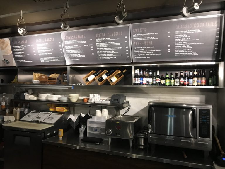 ビストロにはワインや地ビールも提供してました