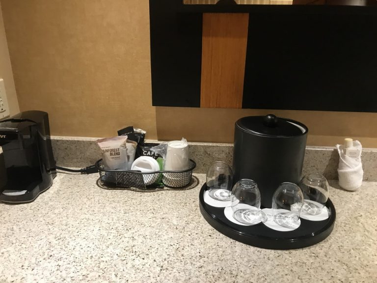 ワイングラスやコーヒー