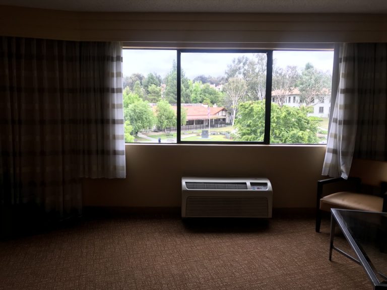 カーテンを開けるとガーデンが見える